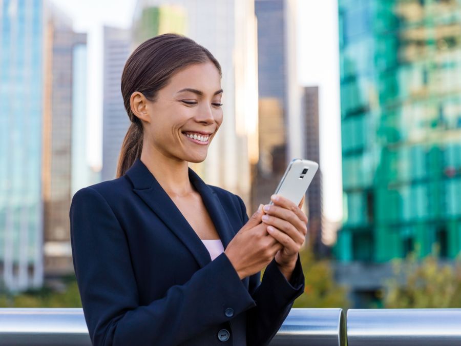 Mulher usando o celular para assinar documentos com certificado digital